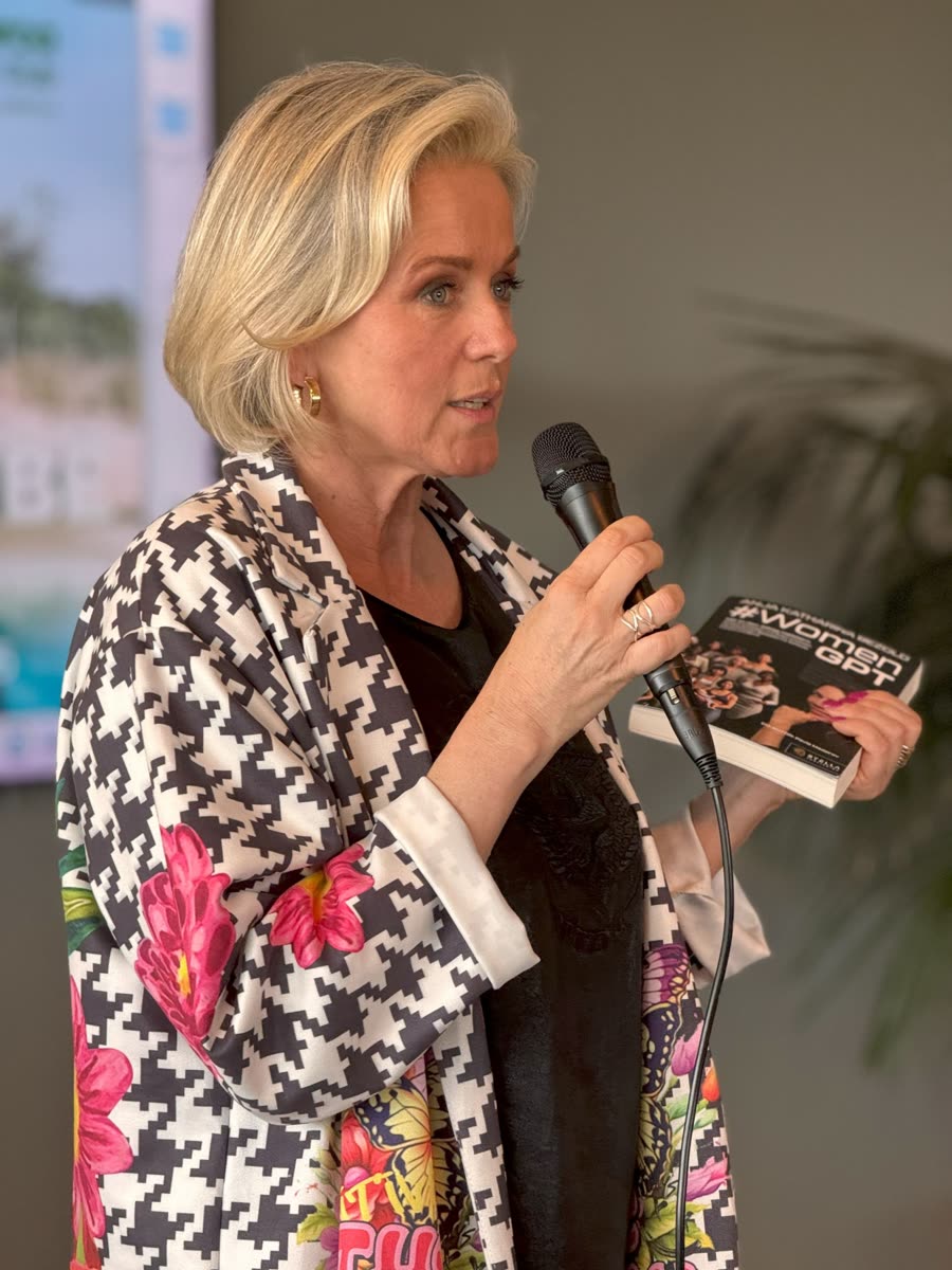 Bettina Klos spricht mit Mikrofon vor Publikum