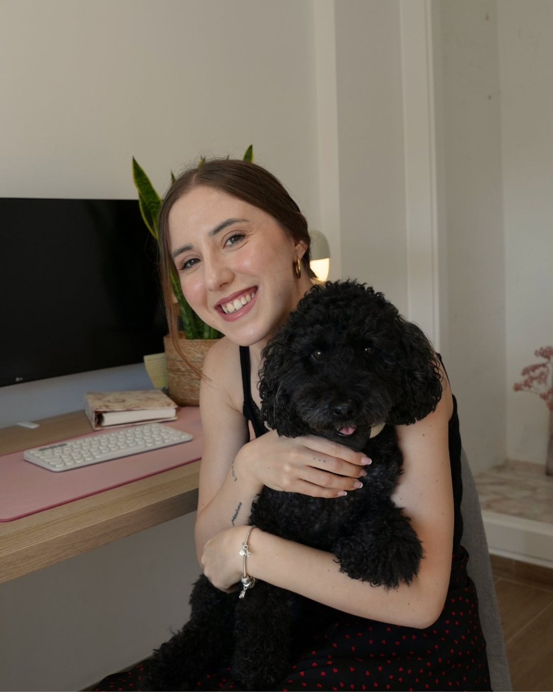 Núria García, fundadora de Conecta Branding, con su perro en su estudio de trabajo