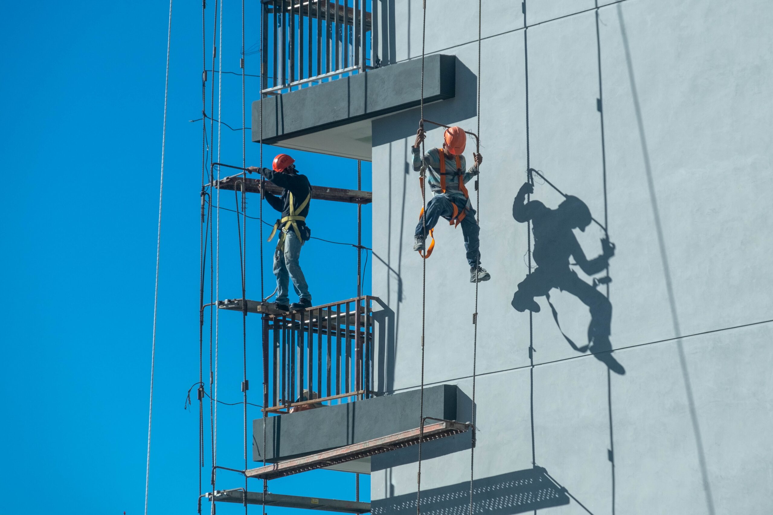 Personal técnico certificado trabajando en alturas en la fachada de un edificio en Barranquilla