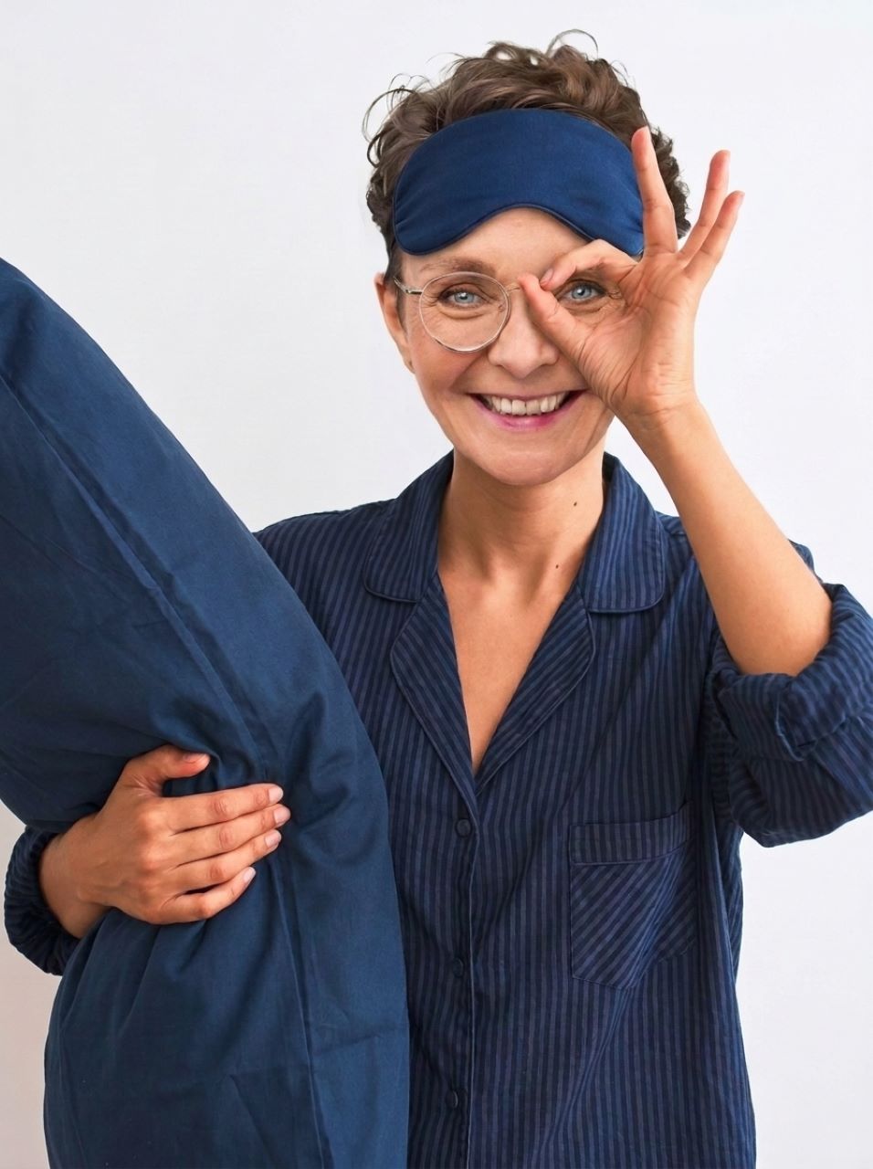 Simone mit Kissen und Schlafmaske