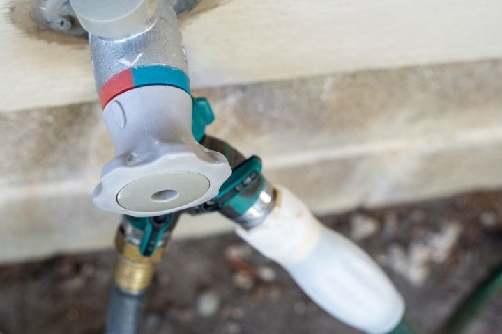 Washer hoses and shutoff valves that support secure washing machine plumbing.