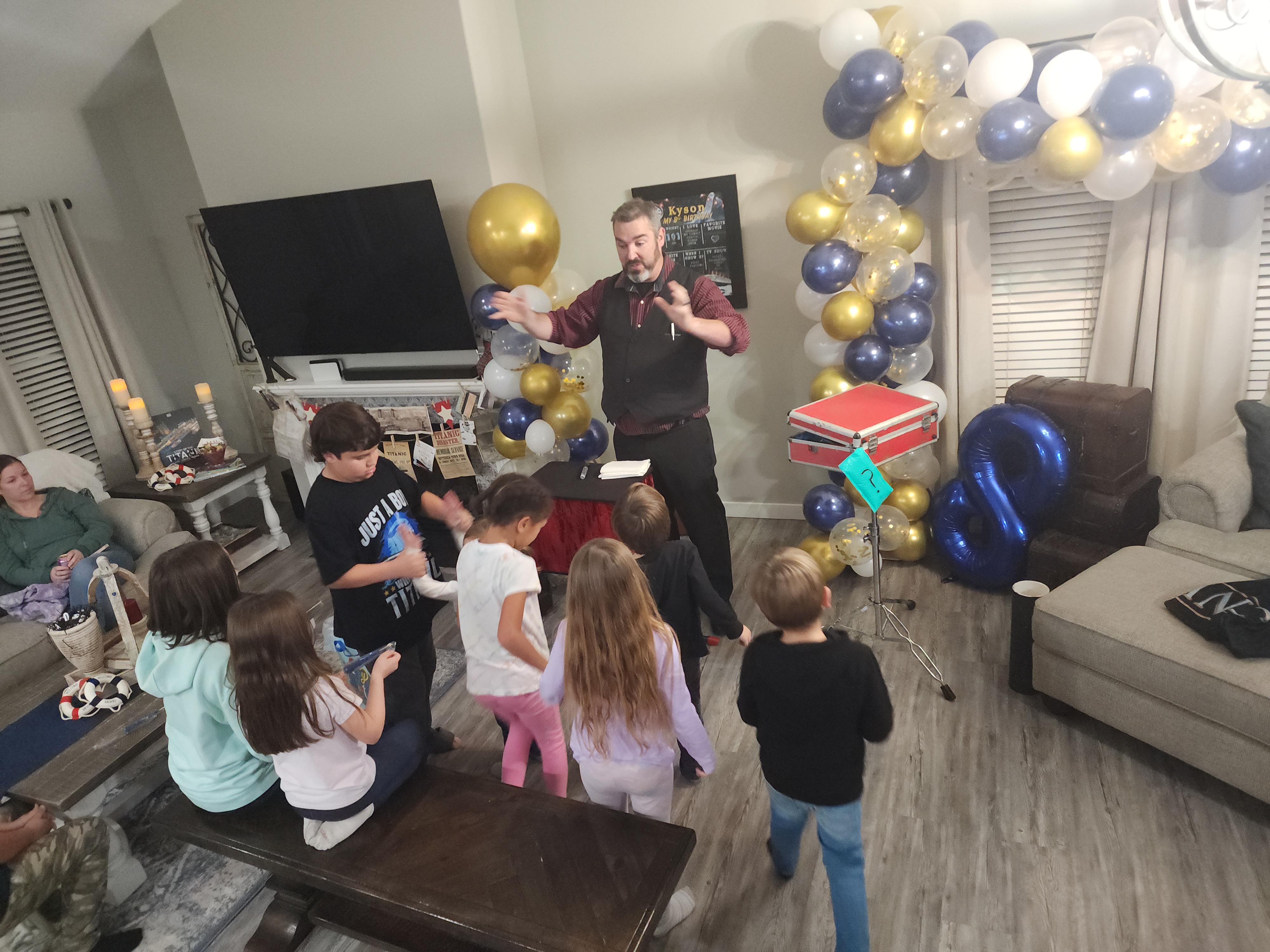 Lucky Luke Magician performing indoors at 8 year old birthday party near Vancouver WA