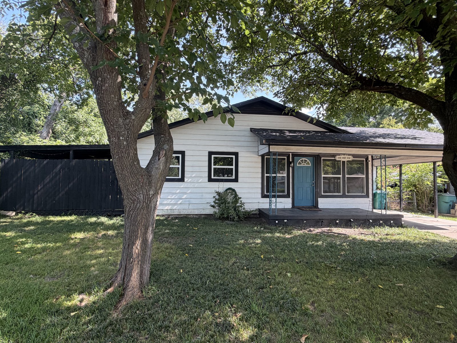 2028 E Jones St, Sherman TX — front of the house