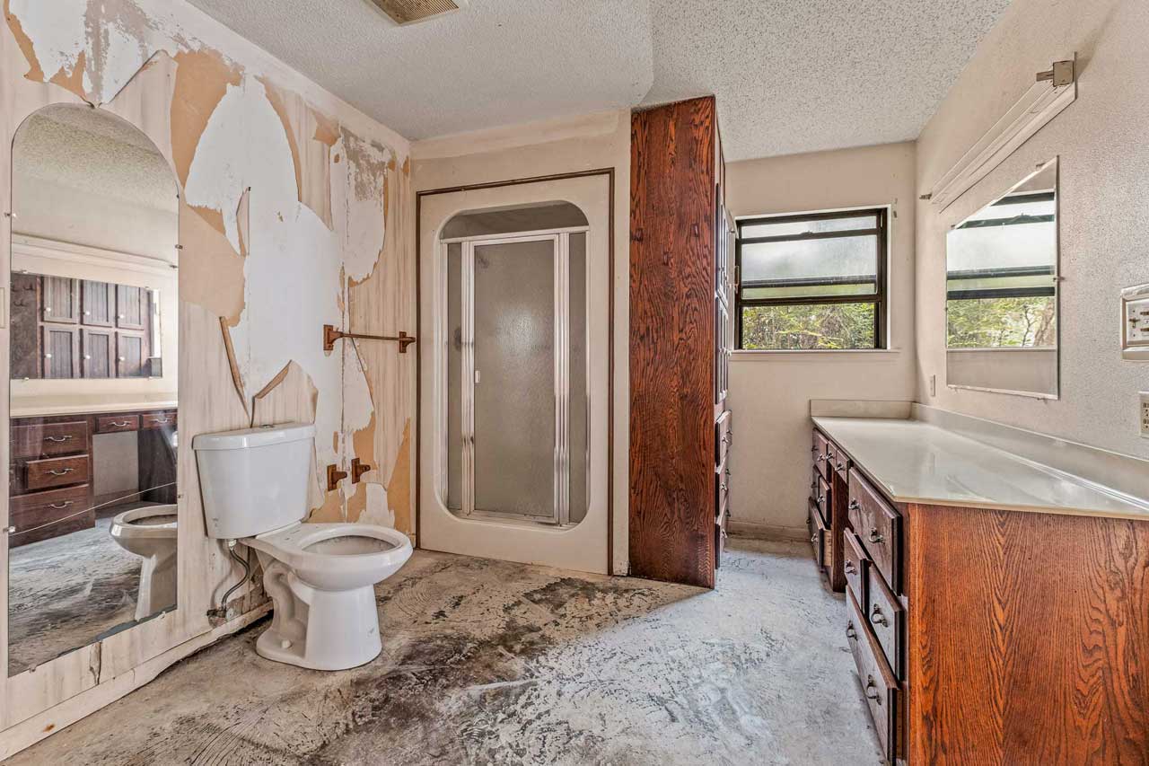 Primary bathroom before renovation
