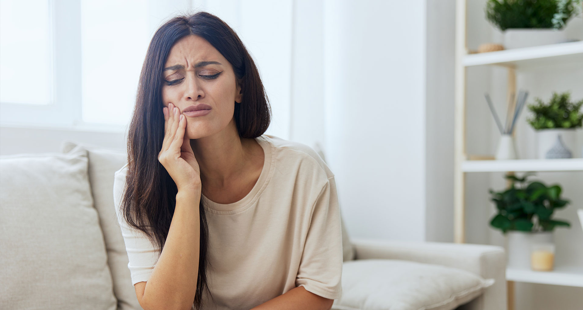 Woman with tooth pain