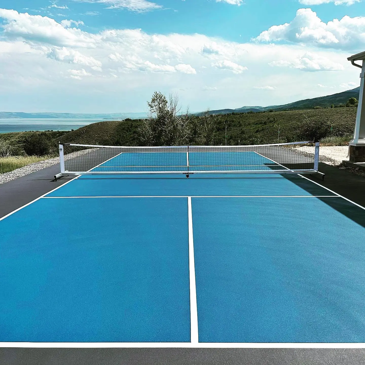 image of an outdoor pickleball court