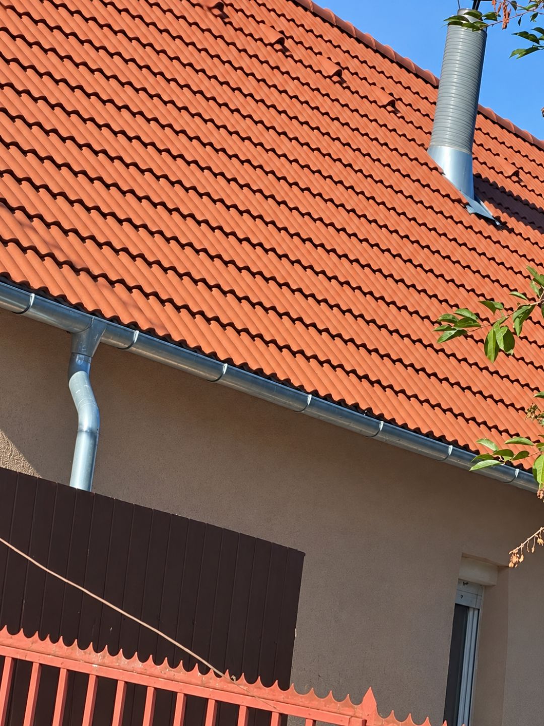 Tetőfelújítás során elkészült cserépfedés