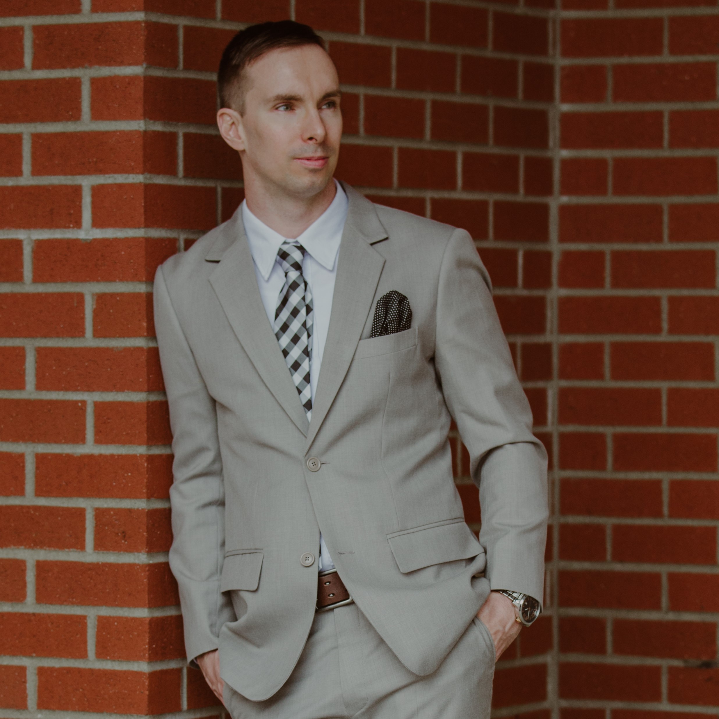 white shirt grey suit which tie