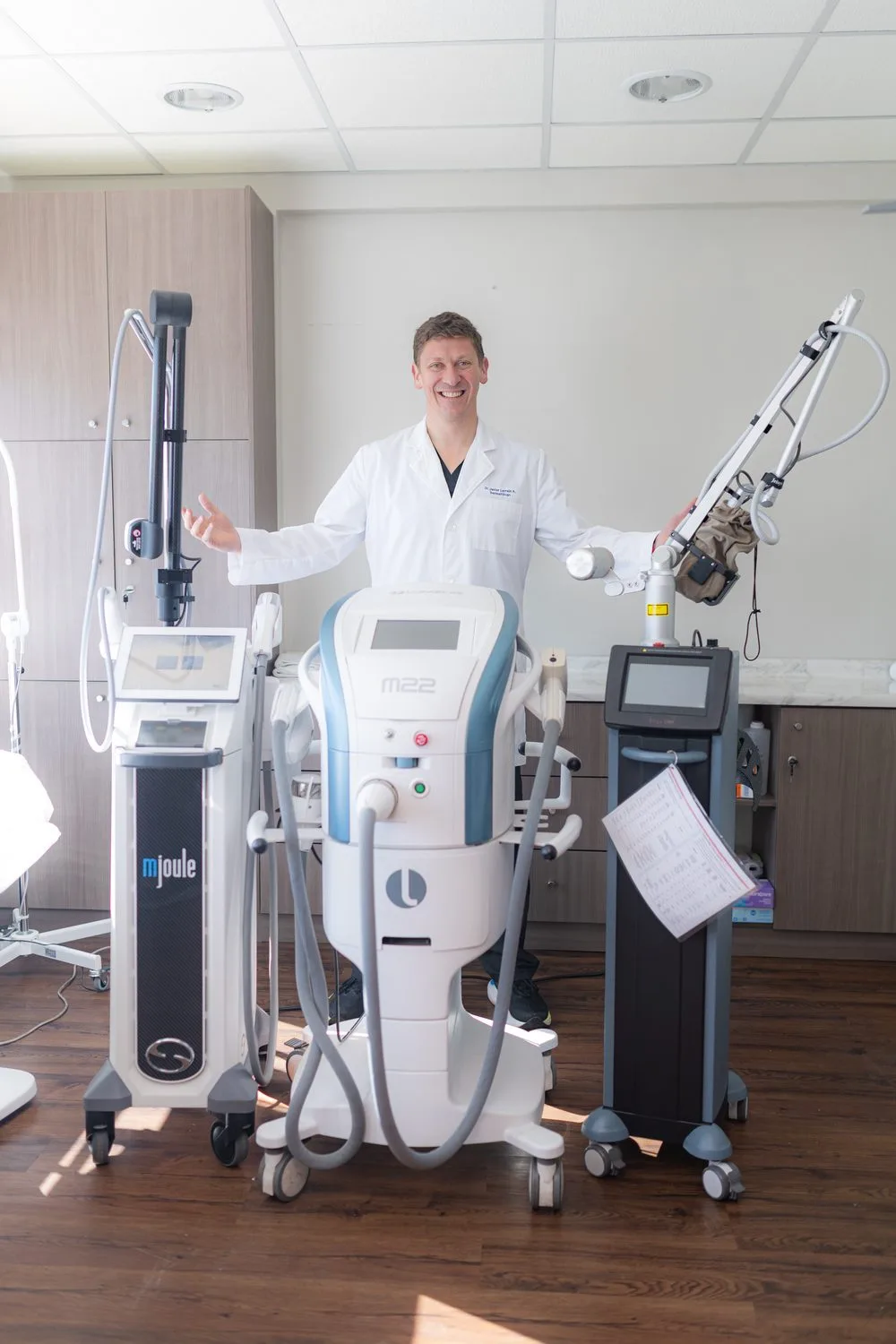 Dr. Javier Larraín, dermatólogo en Los Ángeles, junto a las plataformas láser de su consulta