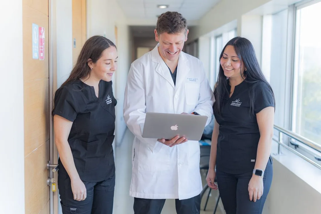 El Dr. Javier Larraín junto a su equipo médico