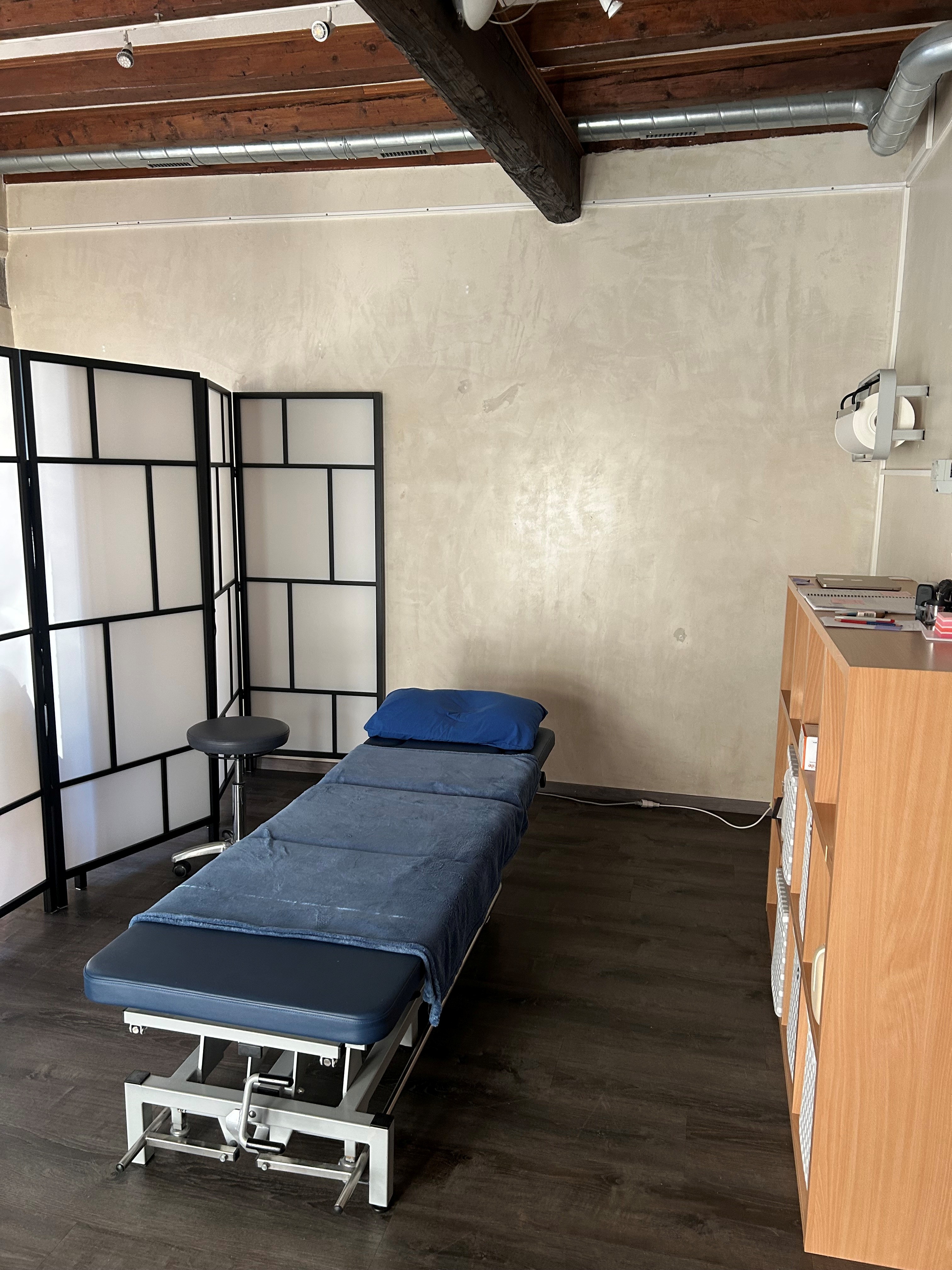 Salle de traitement du cabinet de physiothérapie à Carouge