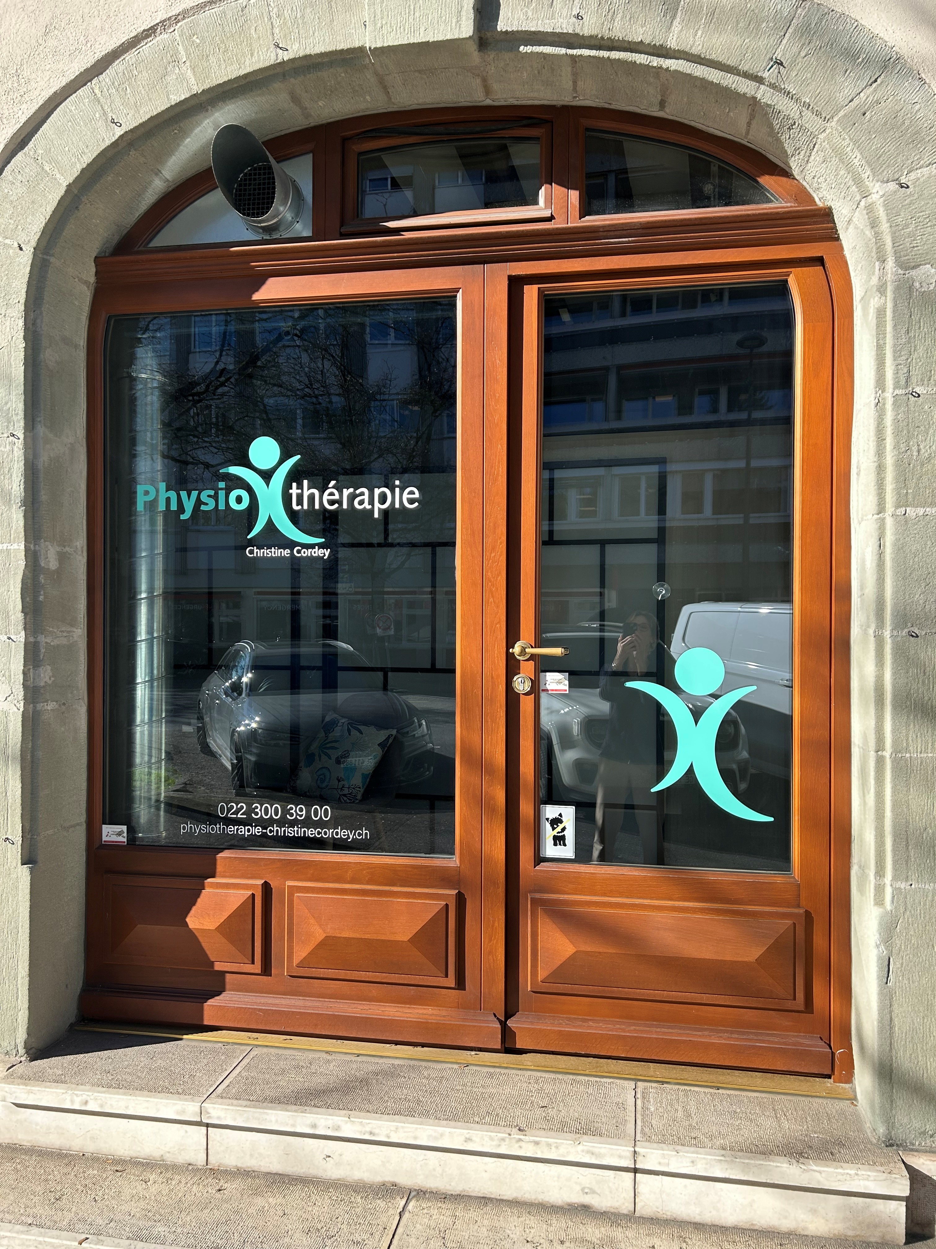 Entrée du cabinet de Physiothérapie Christine Cordey à Carouge