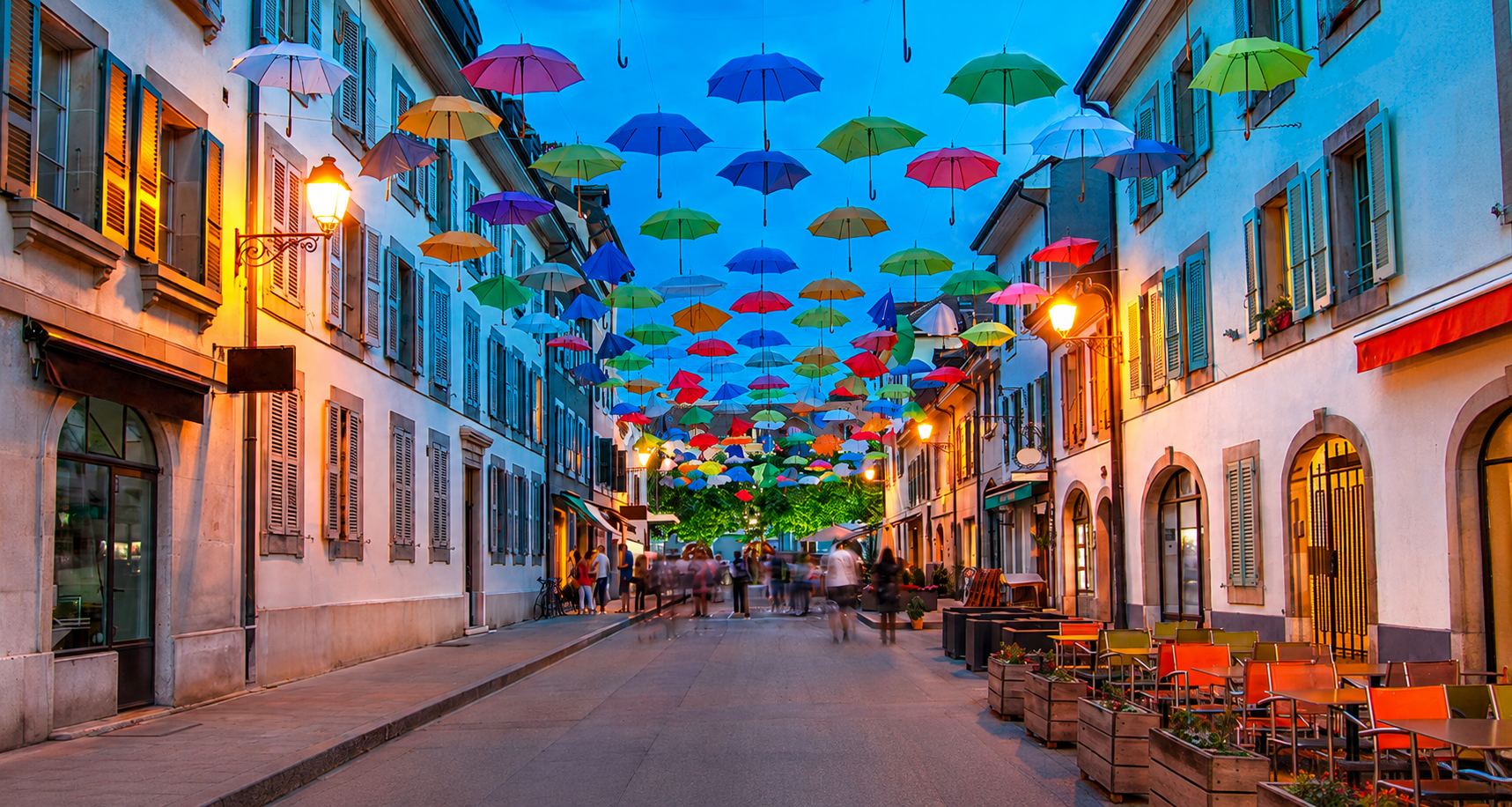Rue de Carouge avec parapluies colorés suspendus dans le centre de Carouge à Genève