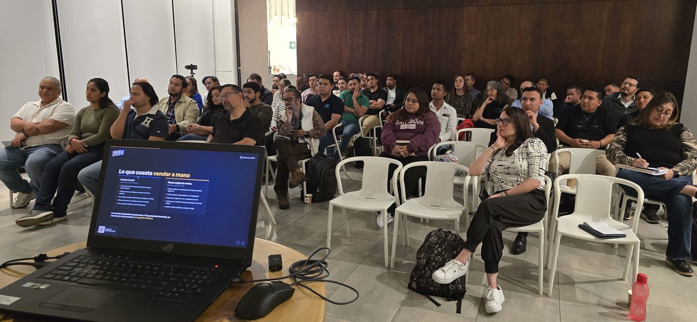 Participantes trabajando