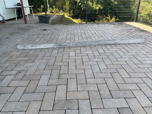 Hofeinfahrt aus Betonpflaster mit Entwässerungsrinne vor Garage