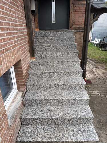 Außentreppe aus Granit-Blockstufen mit seitlicher Einfassung und rutschhemmender Trittfläche