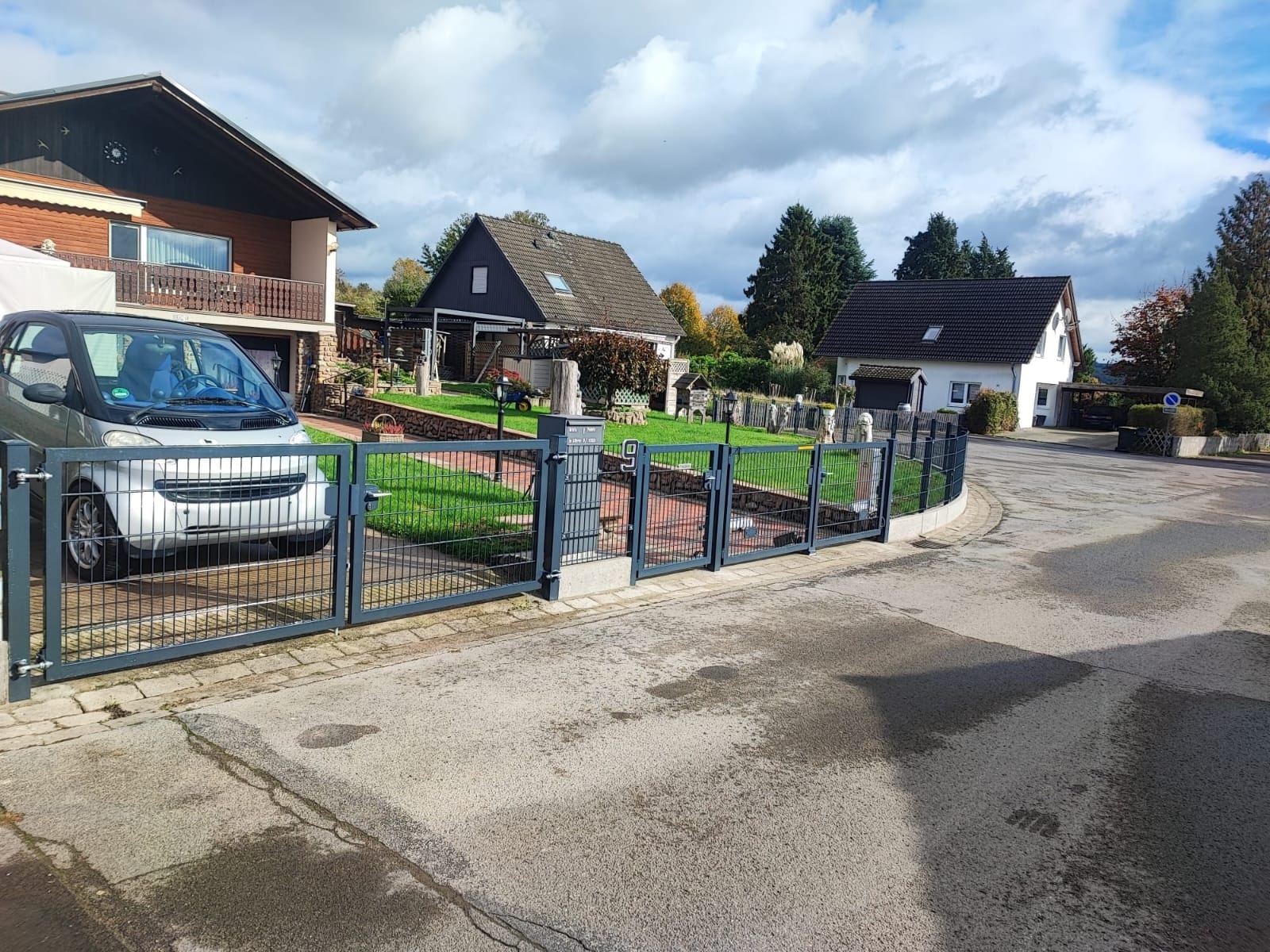Holz-Sichtschutz auf Terrasse mit Ecklösung und integrierter Bank vor Hauswand
