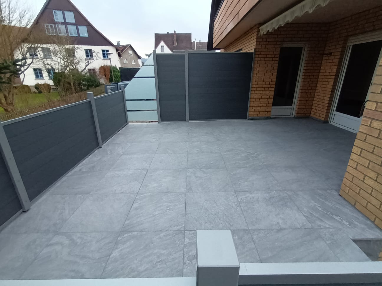 Außentreppe aus Granit-Blockstufen mit seitlicher Einfassung und rutschhemmender Trittfläche