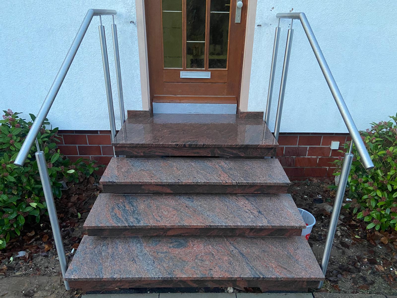 Terrassenfläche aus Betonplatten im Läuferverband mit sauberer Fuge neben Rasenfläche