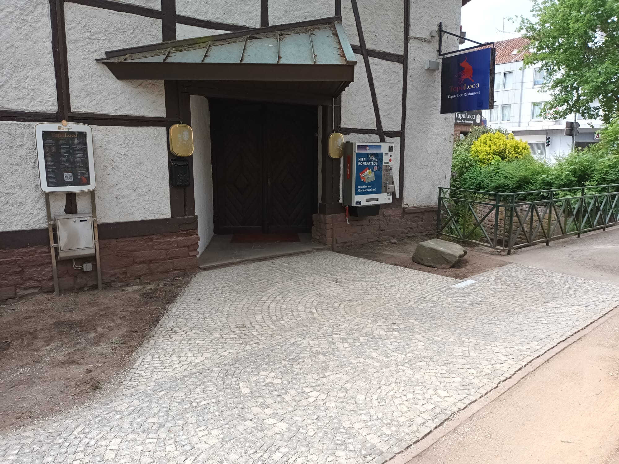 Quadratpflaster Weg entlang einer Hecke mit sauberer Fuge