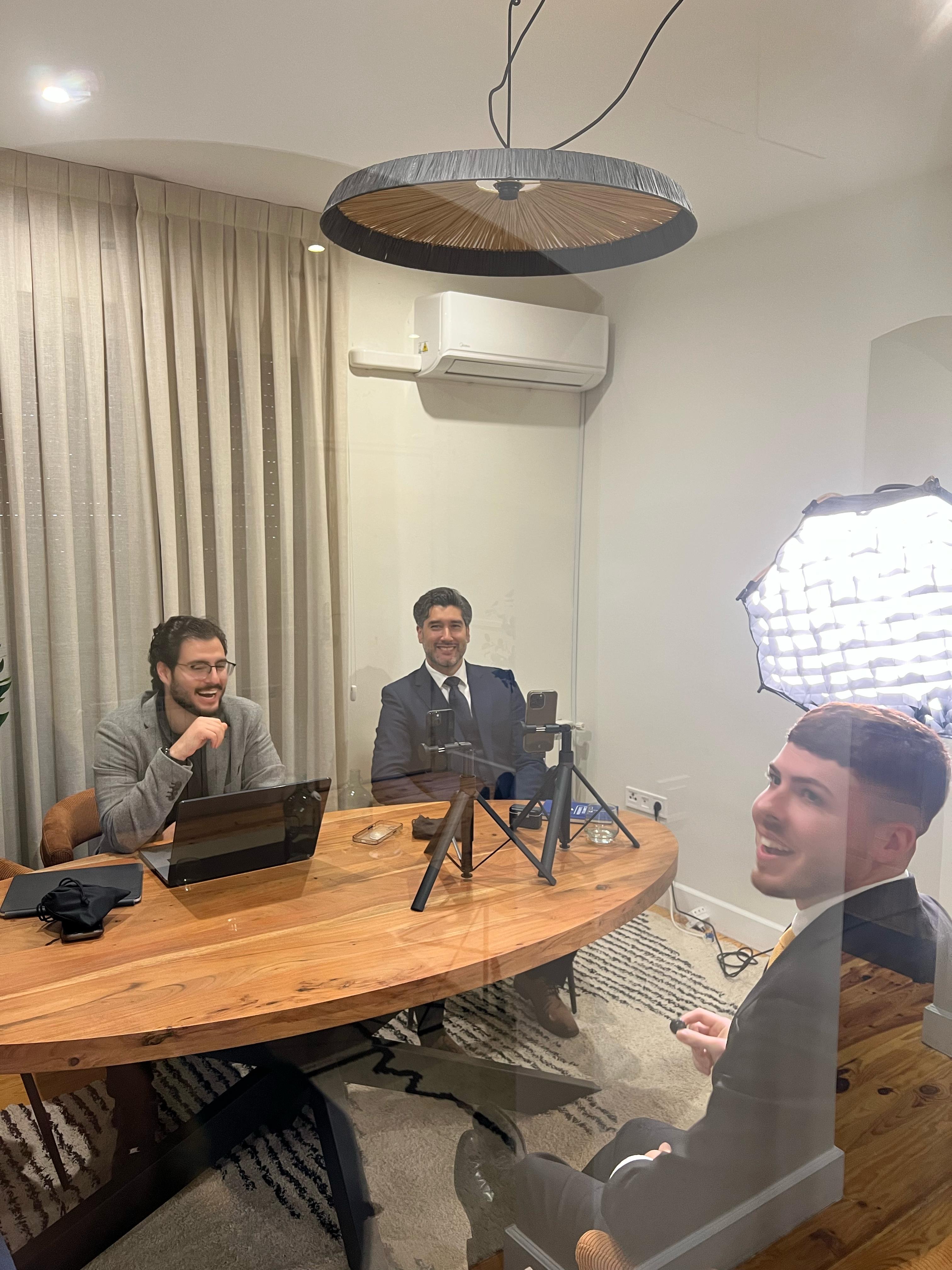 David y Andrés en una reunión con cliente