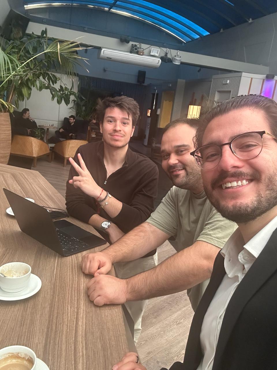 Quedada del equipo de Marketing Productions en una cafetería