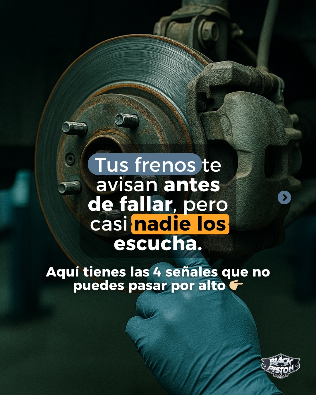 Mecánico sosteniendo una pastilla de freno desgastada Mecánico sosteniendo una pastilla de freno desgastada