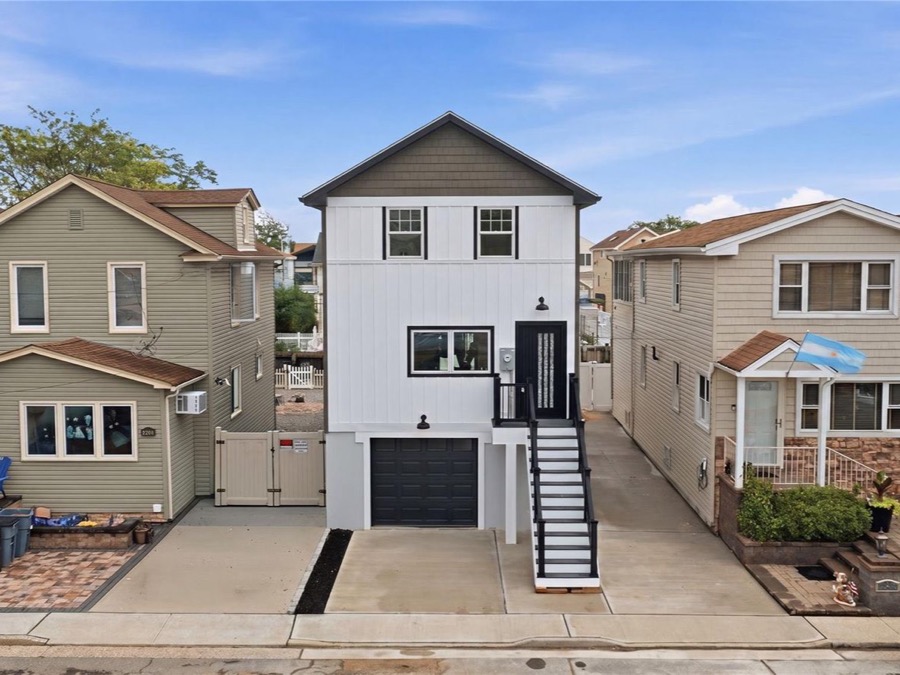 157 Sportsmans Avenue, Freeport