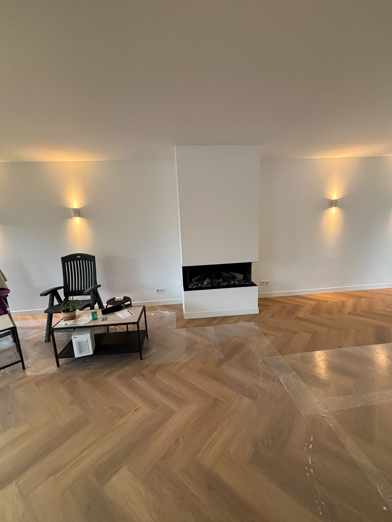 Complete woningrenovatie in Arnhem - woonkamer andere hoek met sfeerhaard na oplevering