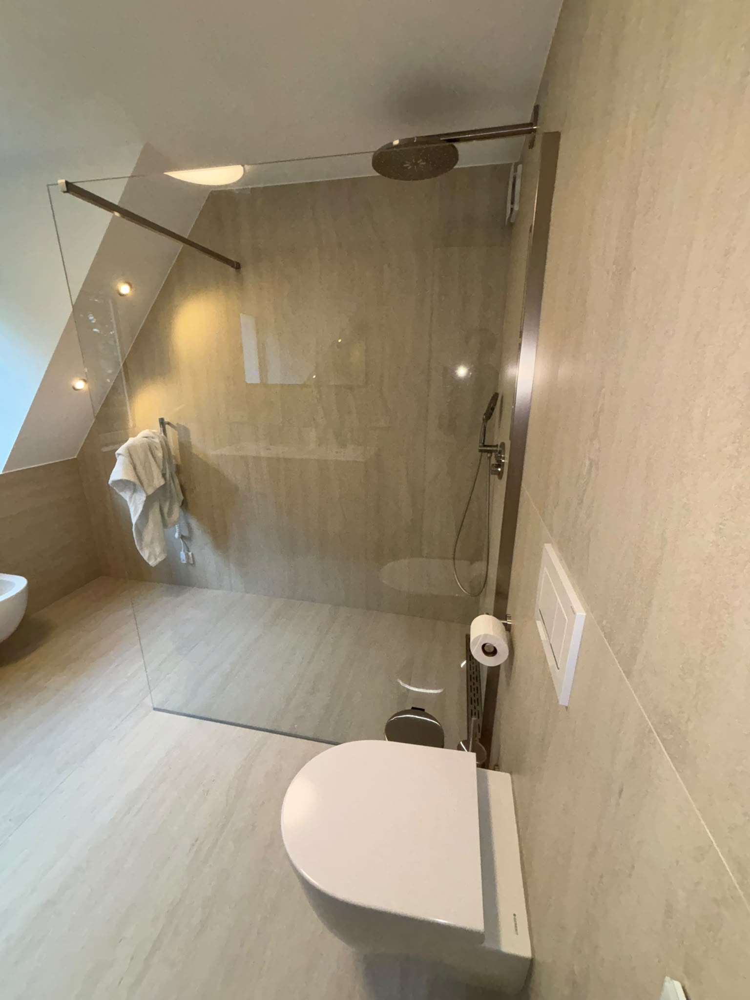 Complete woningrenovatie in Arnhem - badkamer met nieuwe kozijnen na complete renovatie