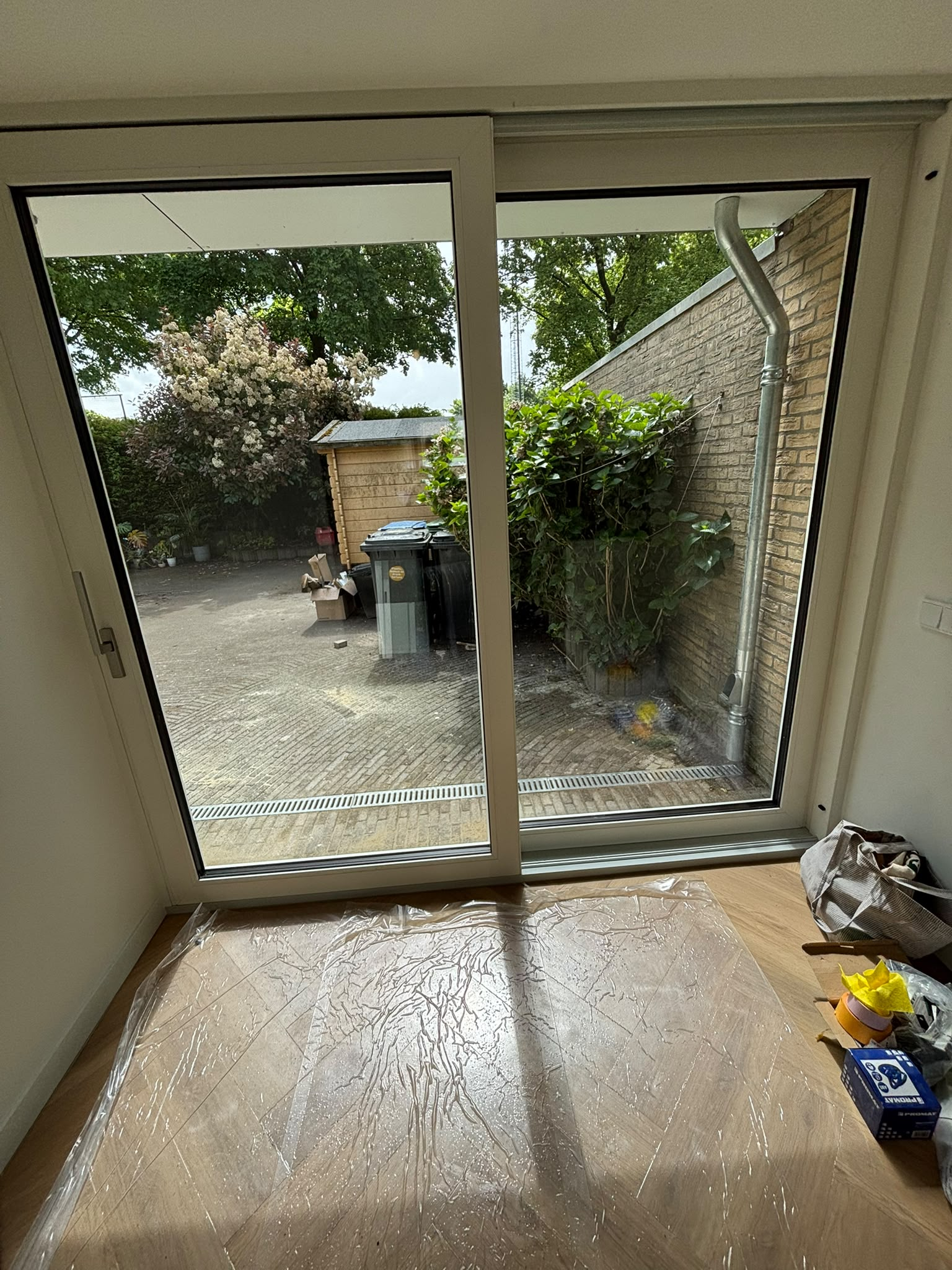 Complete woningrenovatie in Arnhem - nieuwe schuifpui en keukenruimte na oplevering