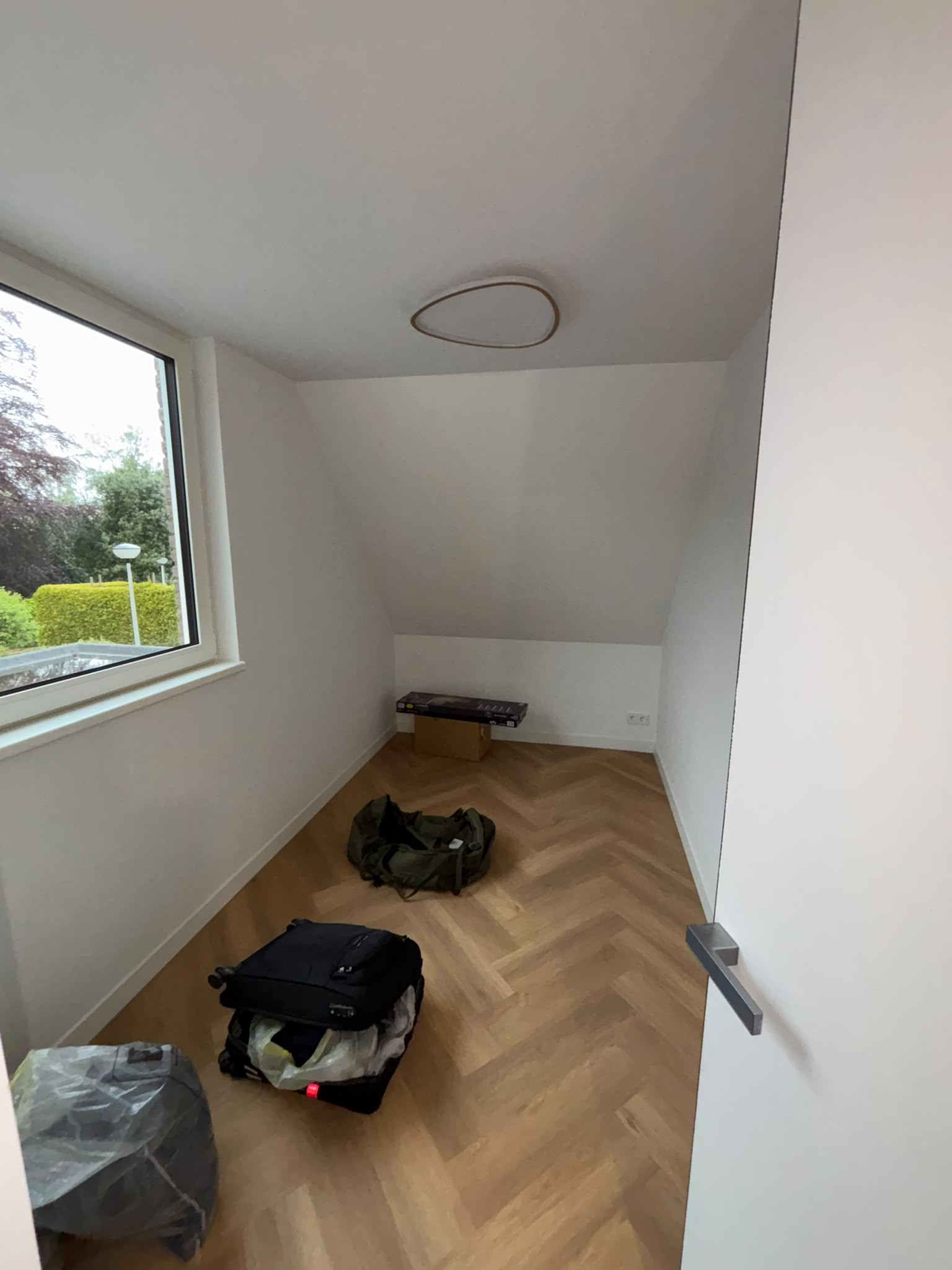 Complete woningrenovatie in Arnhem - slaapkamer met nieuwe kozijnen en complete afwerking