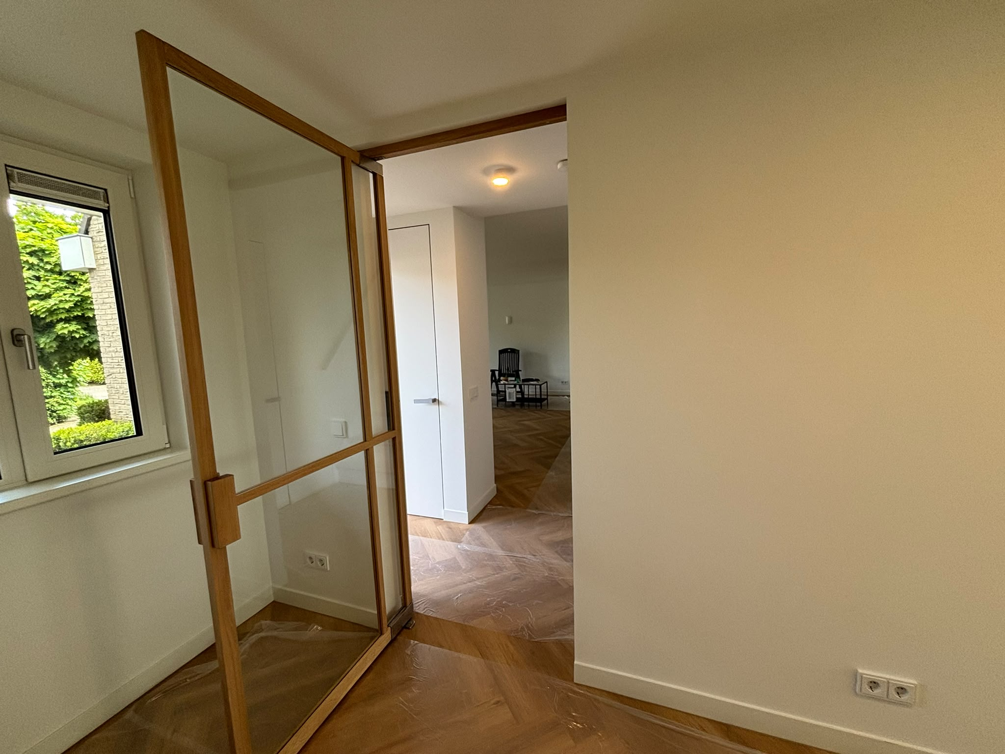 Complete woningrenovatie in Arnhem - eiken taatsdeur tussen woonkamer en keuken na renovatie