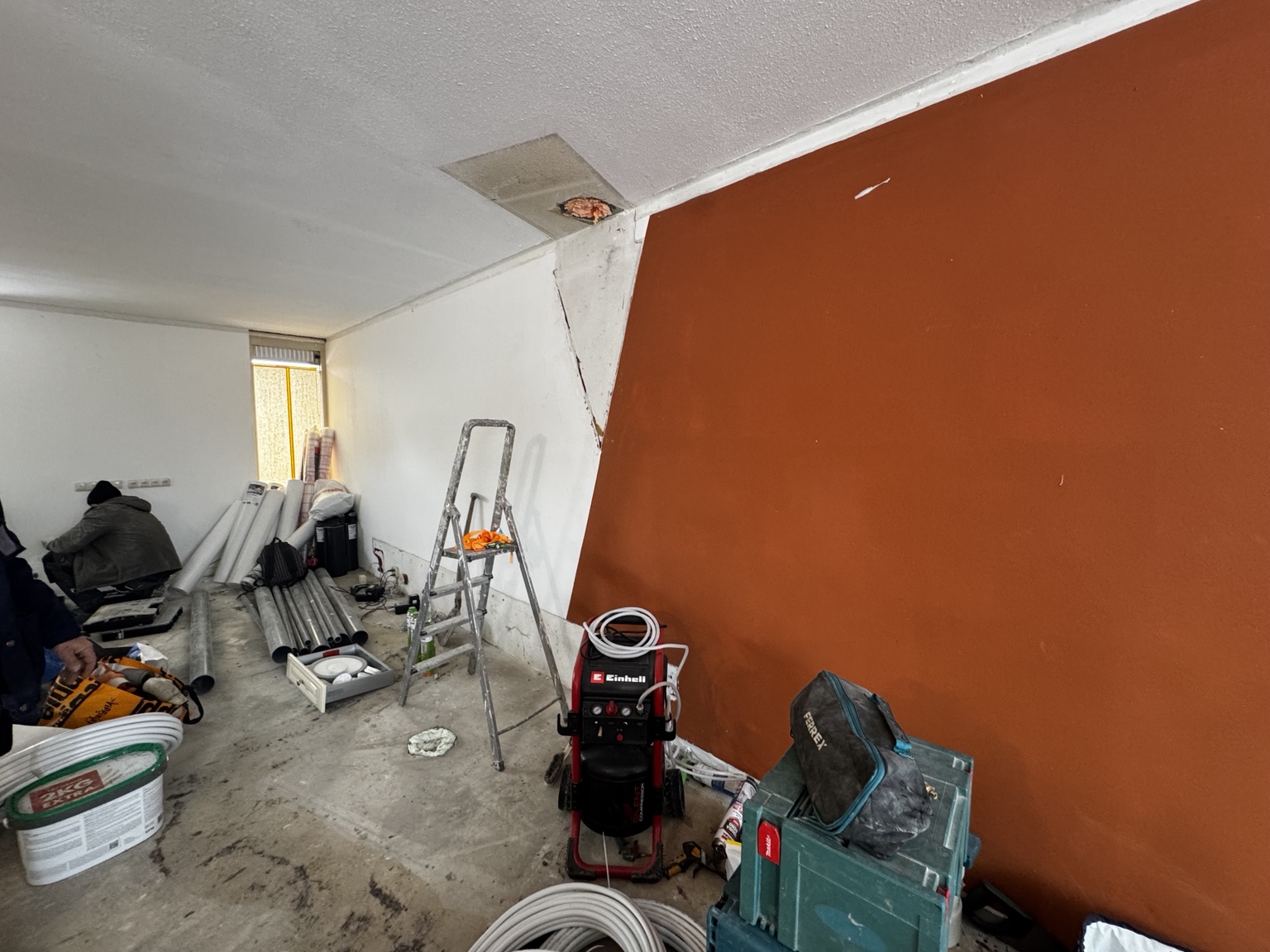 Woonkamer in Arnhem vóór de renovatie - gestripte begane grond
