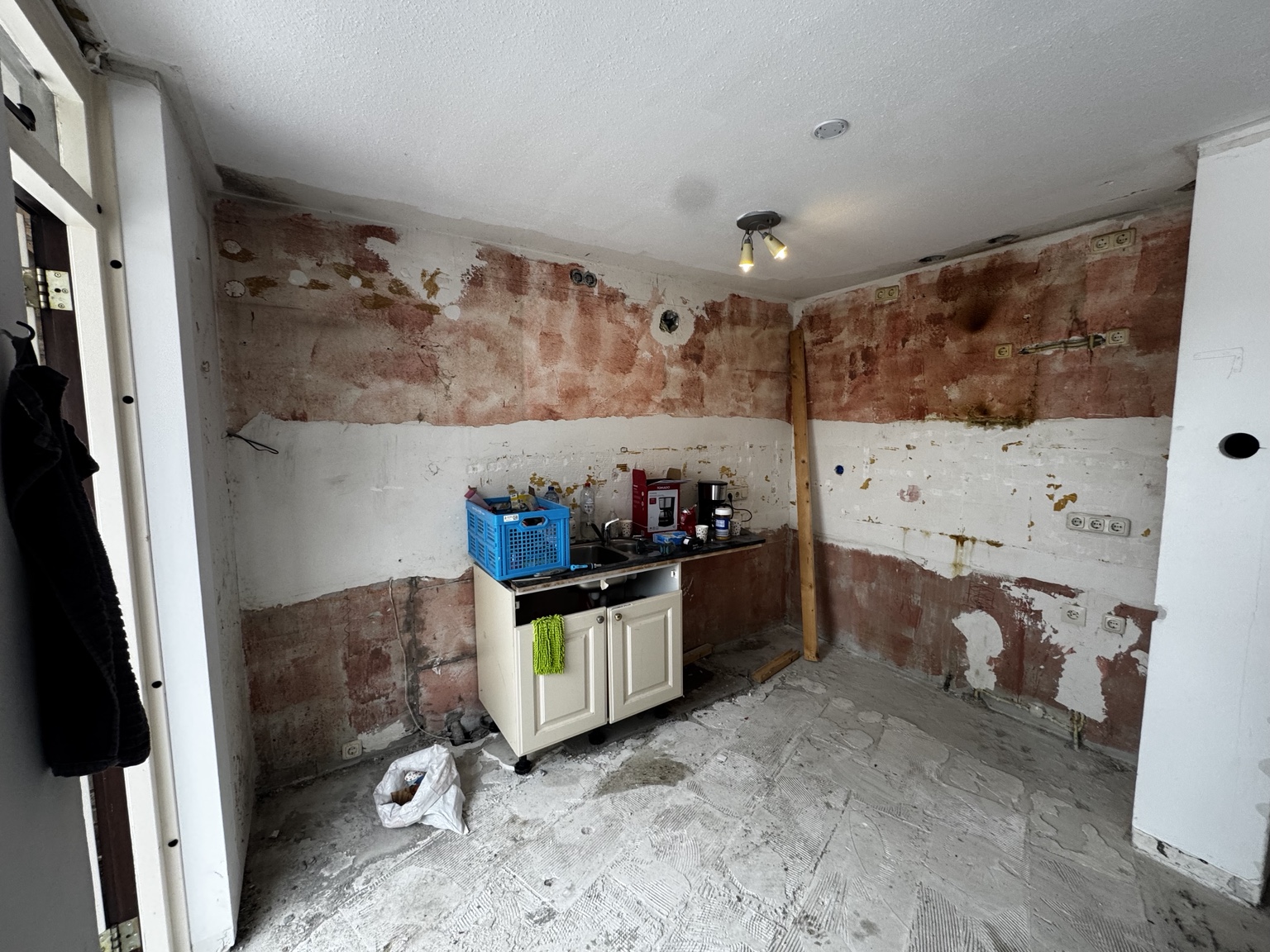 Keukenruimte in Arnhem vóór de renovatie