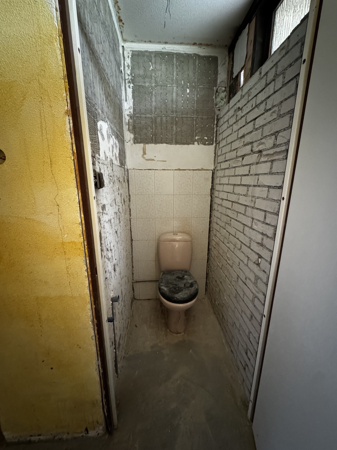 Toilet voor renovatie in Westervoort