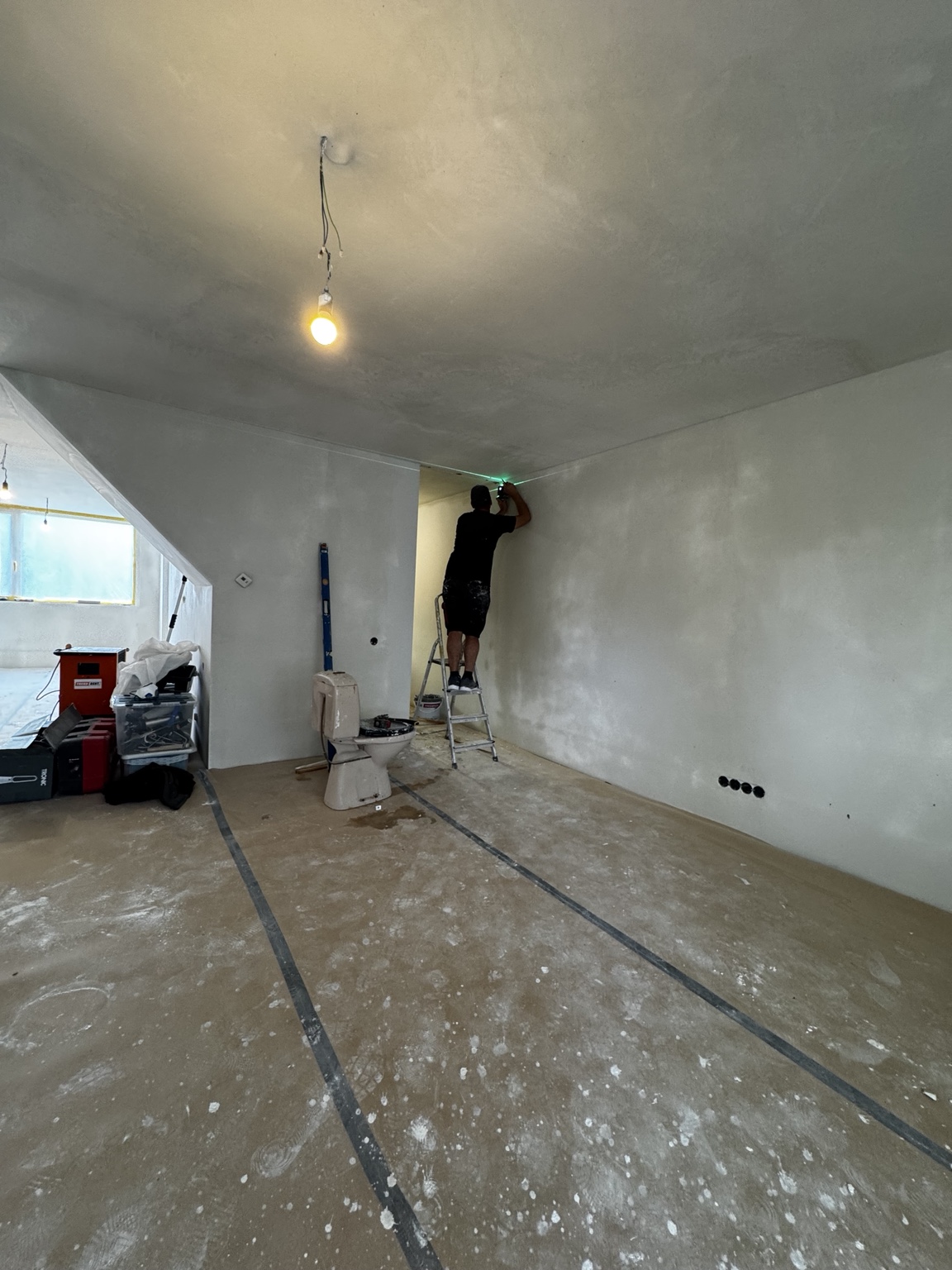 Woonkamer tijdens stucwerk in Westervoort