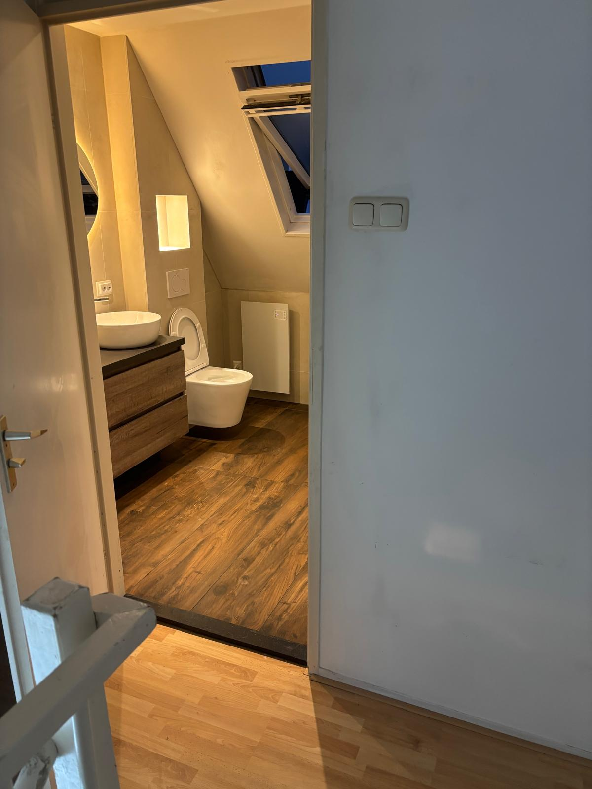 Ingang van de compleet afgewerkte badkamer in Heerde