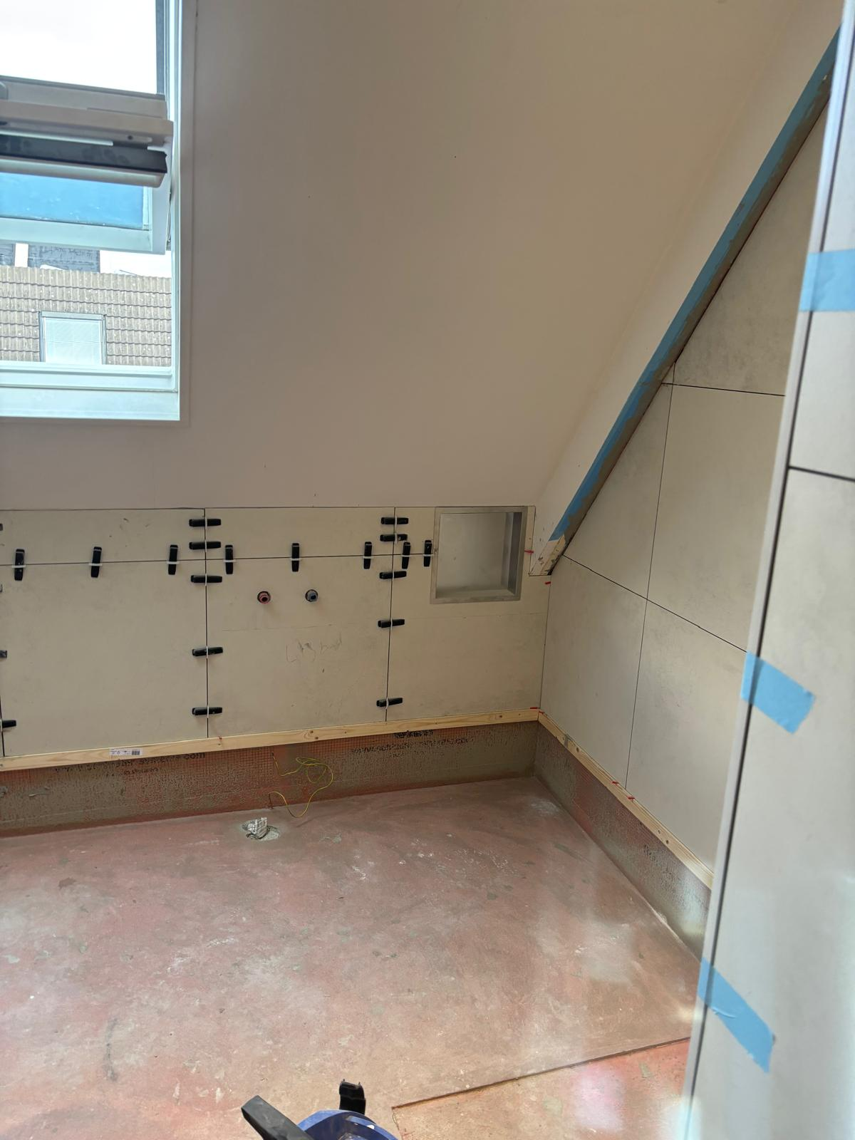 Start van het tegelwerk in de badkamer in Heerde