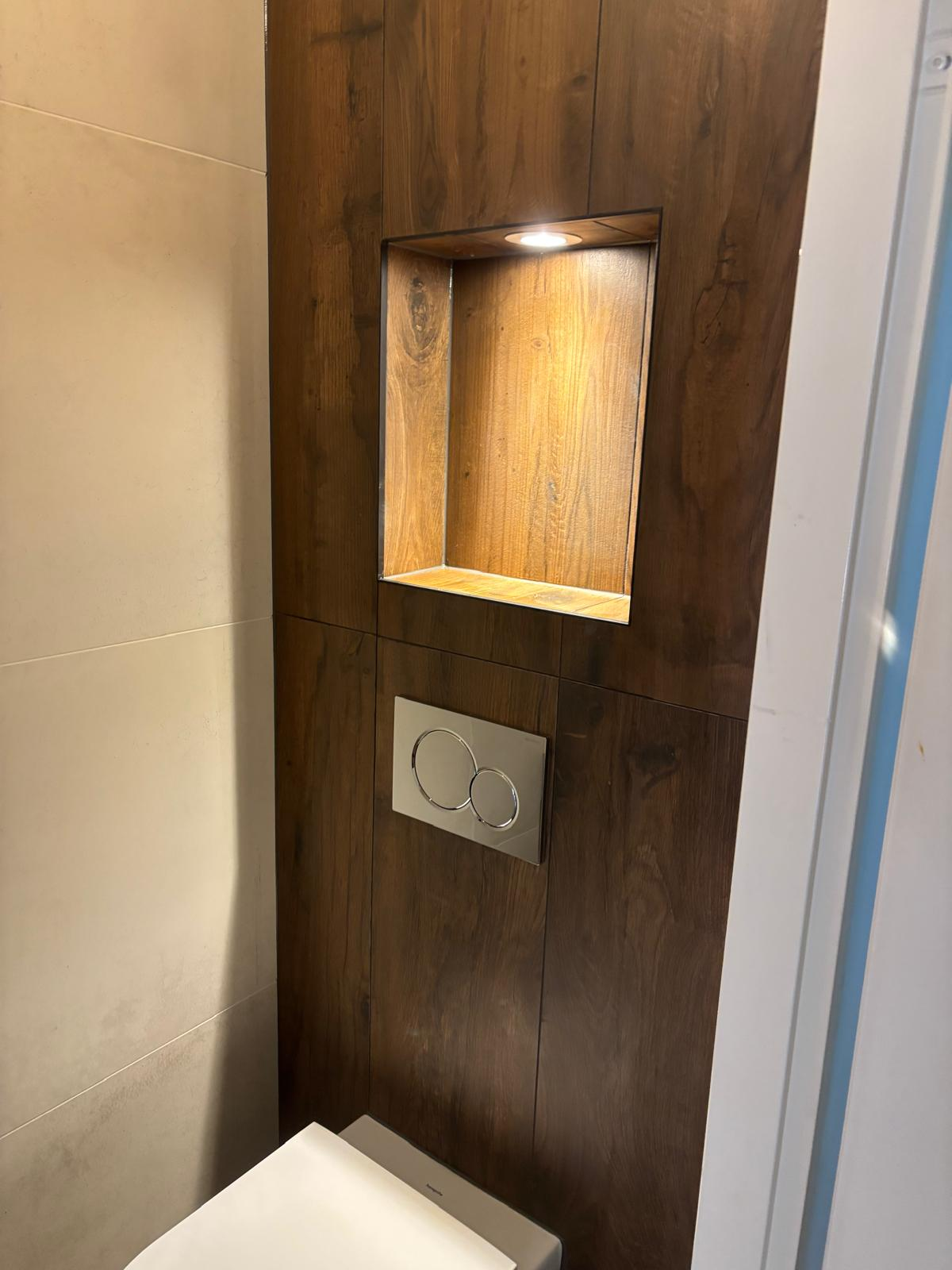Detail van de nis en afwerking boven het vernieuwde toilet in Heerde