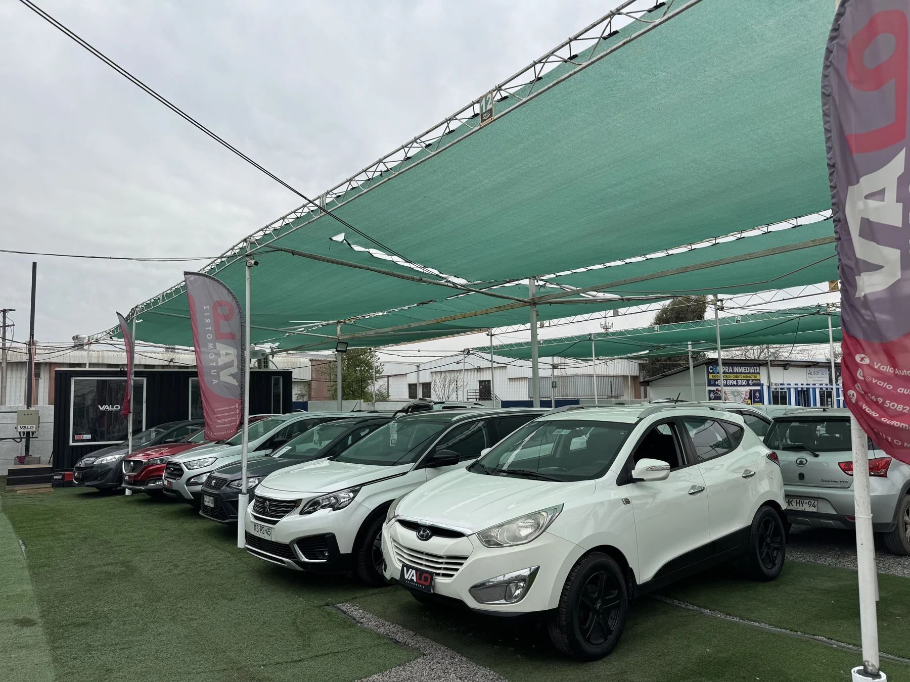 Vehículos en las instalaciones de VALO Automotriz