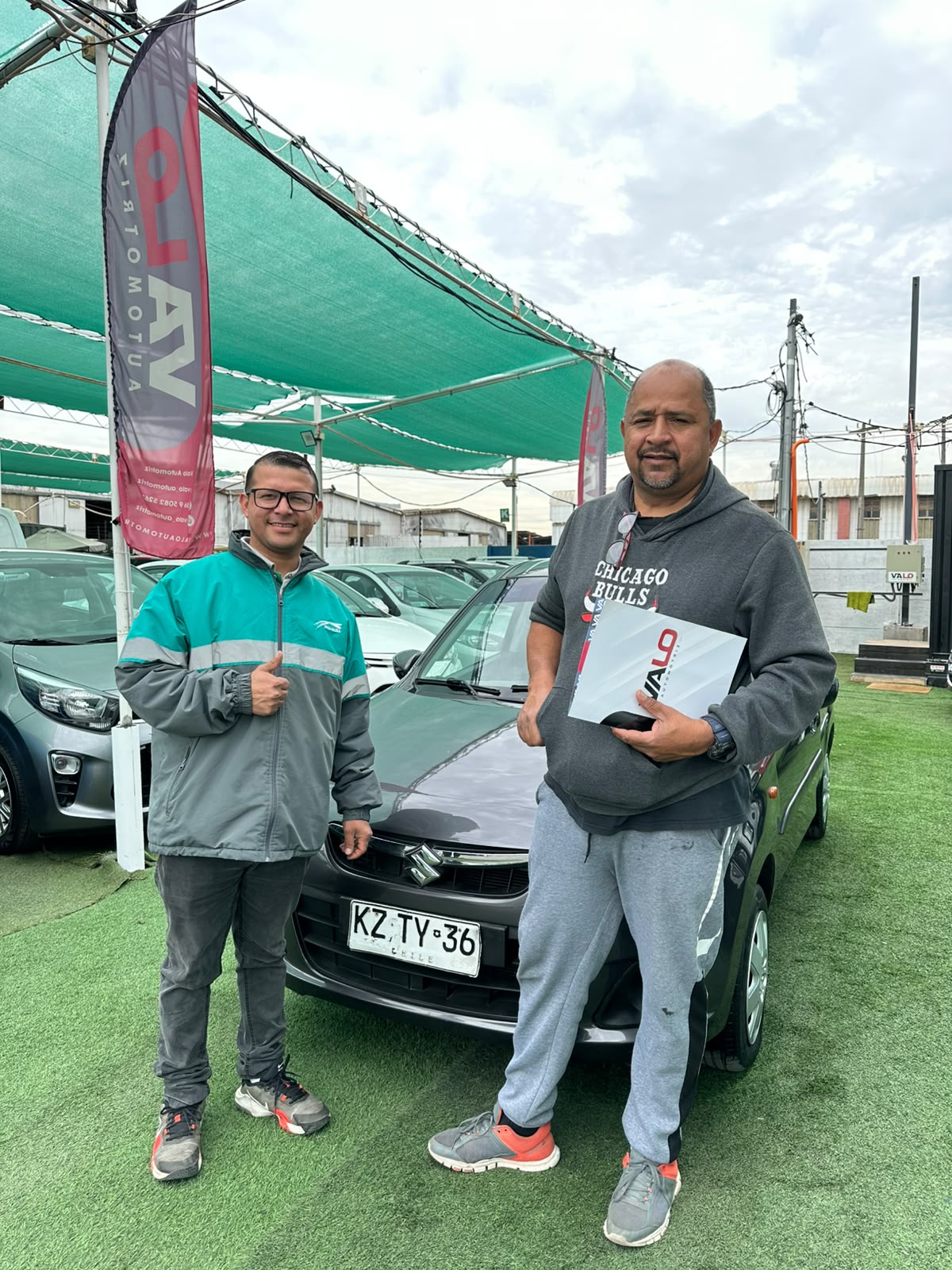 Brayan Cornejo junto a su Suzuki Alto 2019