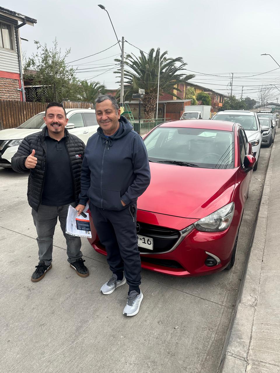 Daniel Fuentes junto a su Mazda 2 Sport 2019
