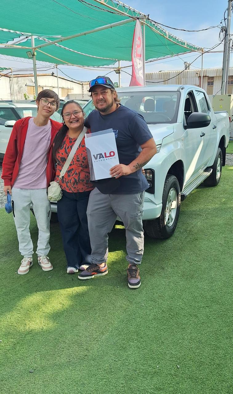 Camila Fernández junto a su Mitsubishi L200 2019