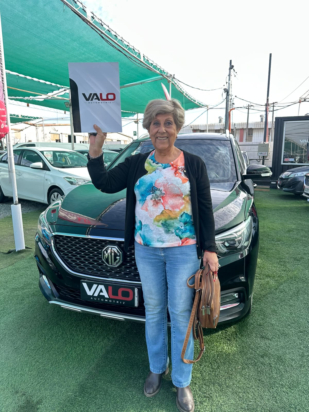 Fidelia Soto junto a su MG ZS 2019