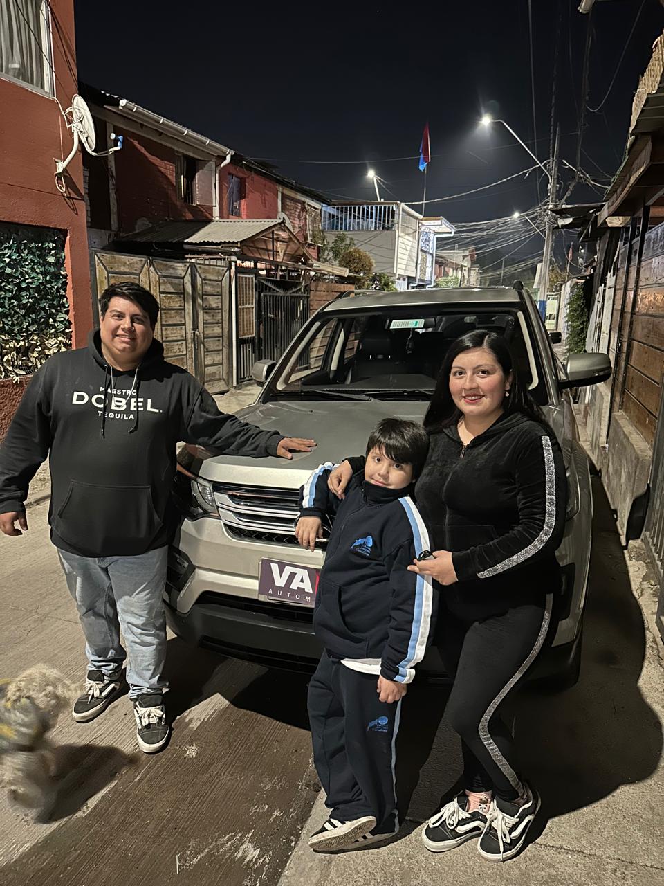 Felipe Araya junto a su Changan CX70 2020
