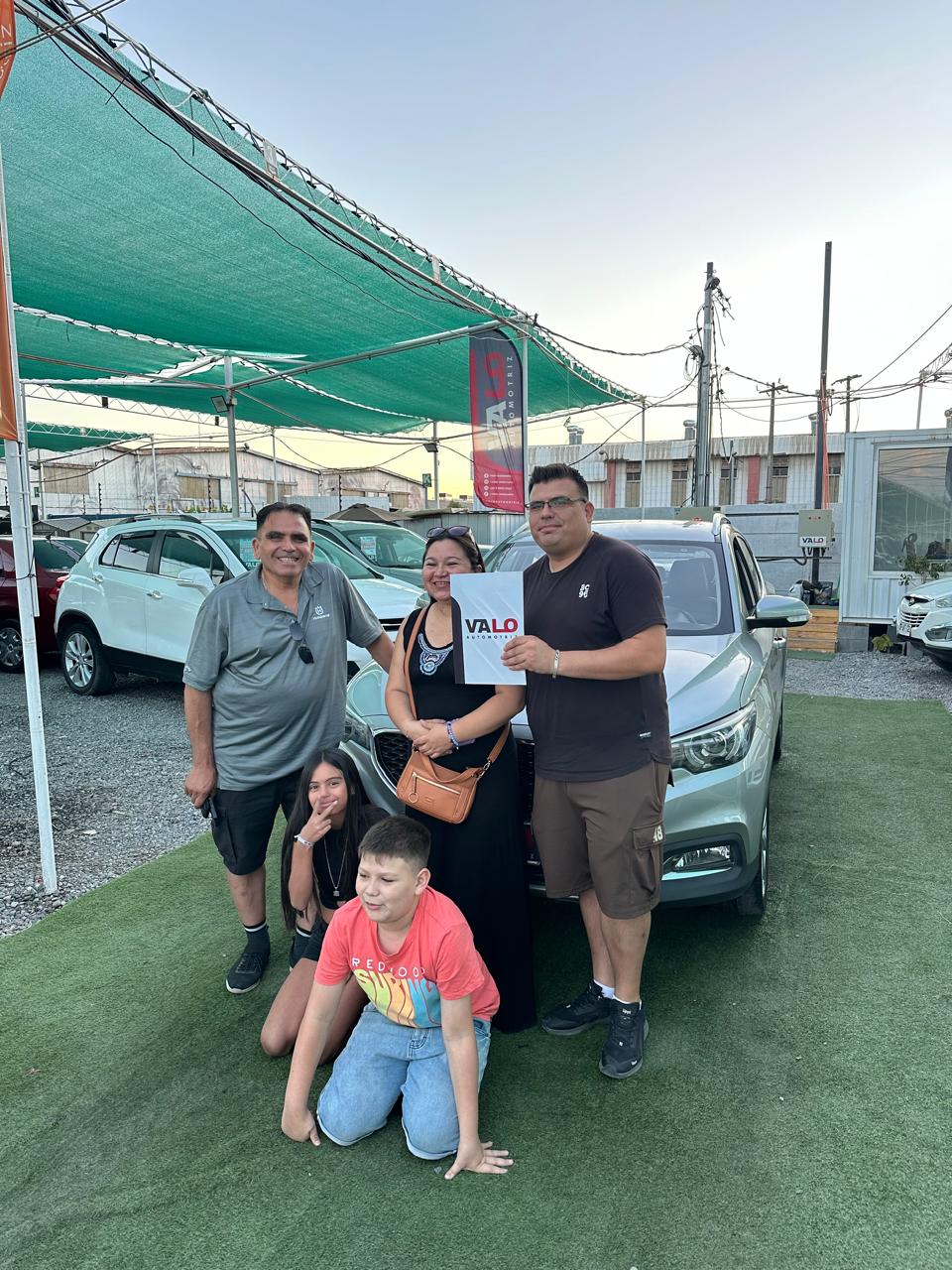 Matías Rojas junto a su MG ZS 2021