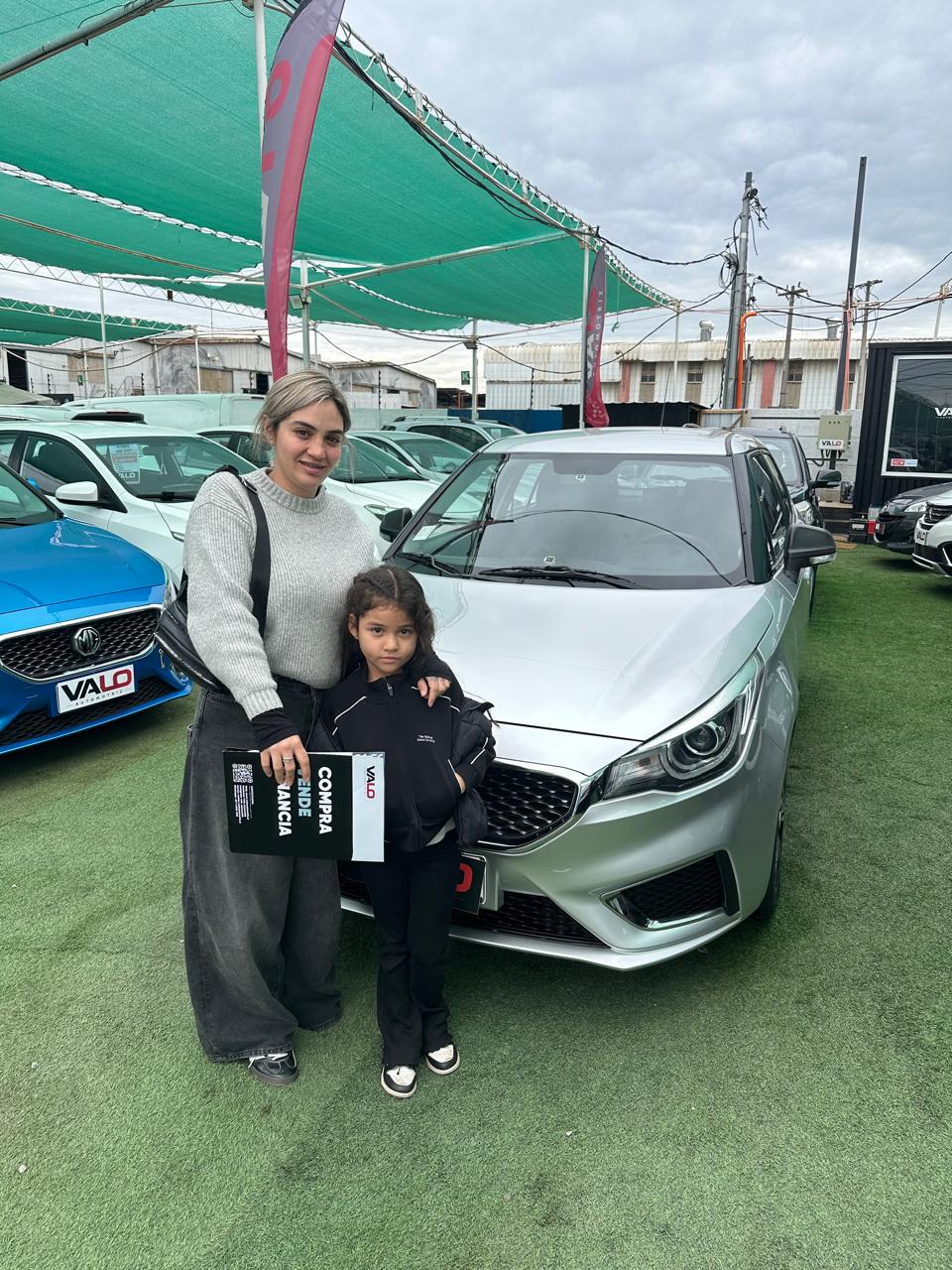 Valentina Aravena junto a su MG 3 2019