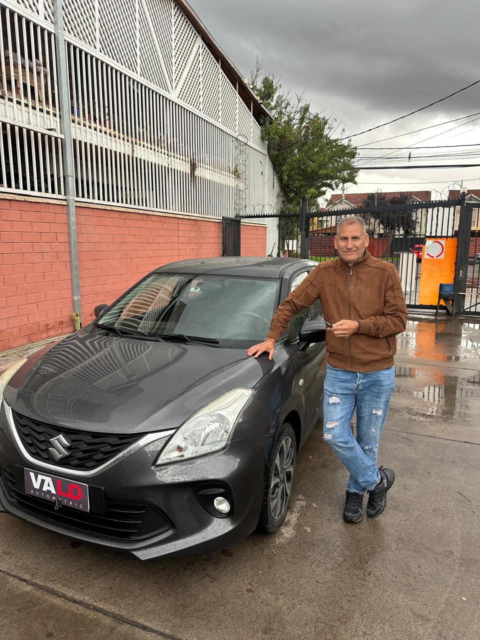Víctor Castillos junto a su Suzuki Baleno 2021