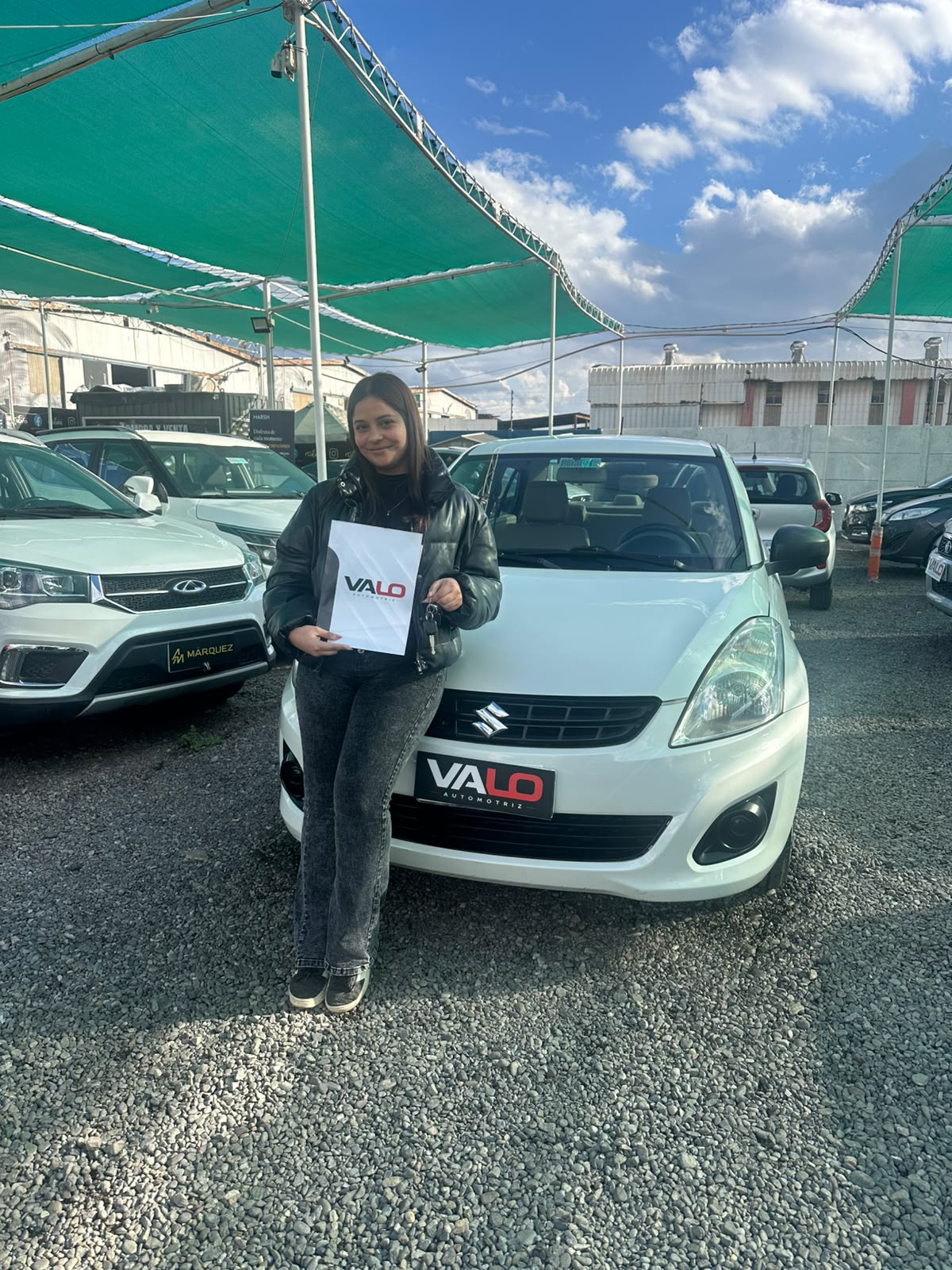 Valentina Osorio junto a su Suzuki Swift 2016